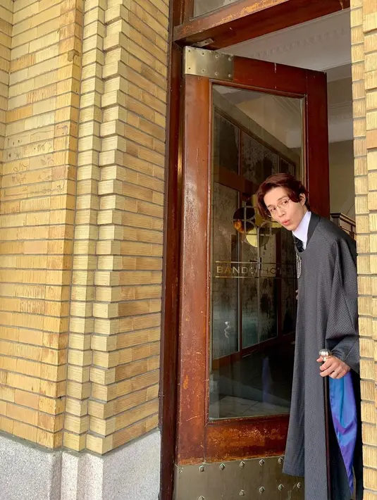 Lee Dong Wook di balik layar drakor Tale of the Nine-Tailed 1938. (Instagram/ leedongwook_official)