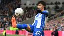 Gelandang Brighton and Hove Albion, Kaoru Mitoma mengontrol bola saat menghadapi Liverpool pada laga putaran keempat Piala FA 2022/2023 di Amex Stadium, Brighton (29/1/2023). Kaoru Mitoma langsung tampil menggila bersama Brighton di musim debutnya pada 2022/2023. Ia total telah mengemas 8 gol dan 5 assist musim ini di Liga Inggris. Namun gajinya tergolong minim hanya 20 ribu pound sterling atau setara Rp372 juta per pekan. (AFP/Glyn Kirk)