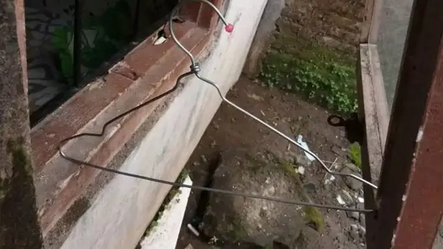 7 Potret Nyeleneh Ganjal Jendela, Ada yang Pakai Laptop Mahal