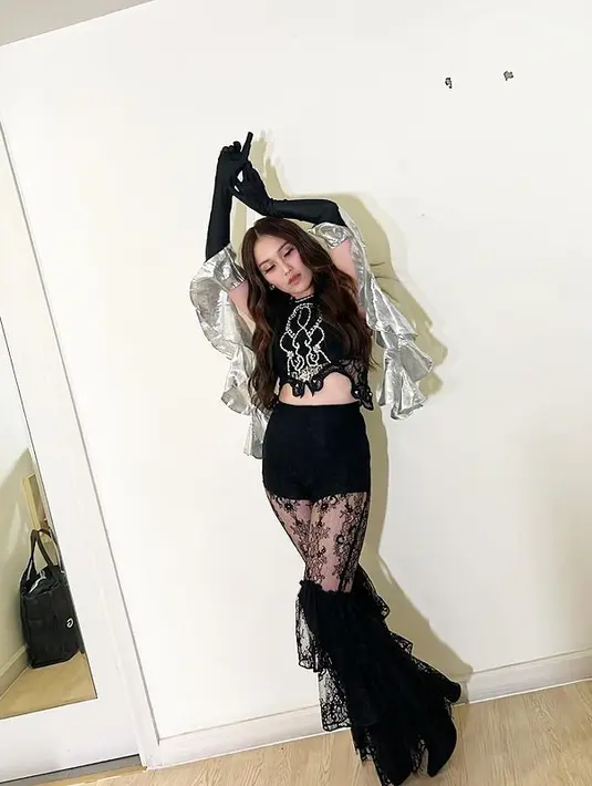 Penampilannya terbilang seksi, berbeda dari usungan outfit lainnya. Ia hadir dengan aksen crop top dan celana dengan potongan tinggi. [Foto: Instagram/ Ayutingting]