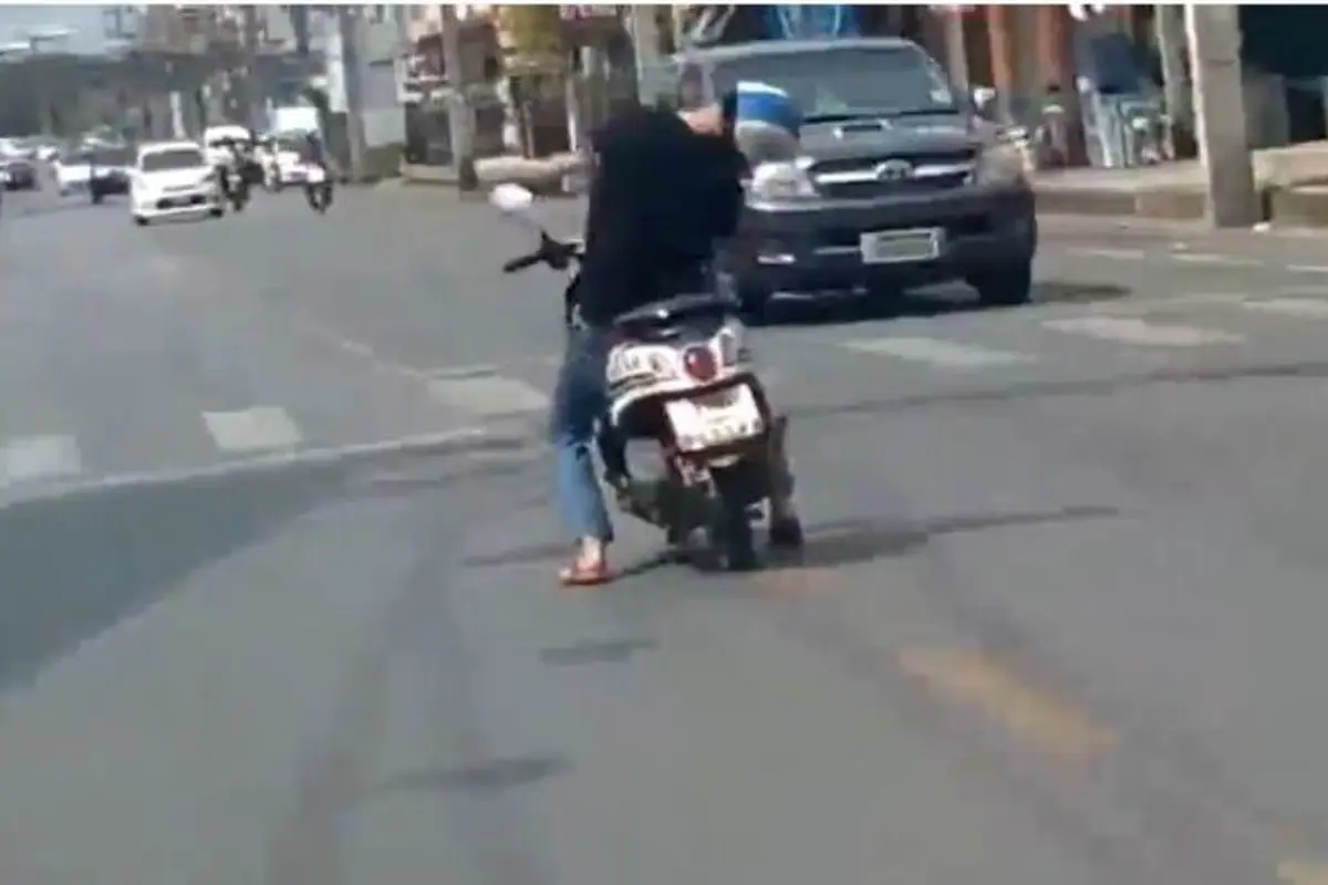 Naik Motor Sambil Tidur, Orang Ini Bikin Netizen Gempar