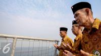 Sejumlah veteran berdoa saat upacara dalam peringatan hari Pahlawan di KRI, Teluk Jakarta, Selasa (10/11). Upacara peringatan Hari Pahlawan tersebut rutin dilakukan setiap 10 November. (Liputan6.com/Faizal Fanani)