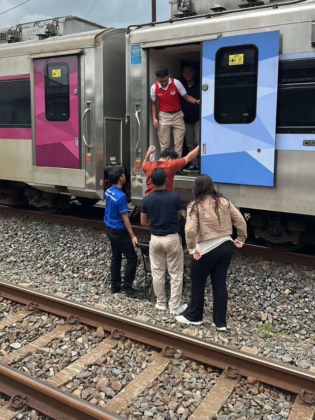 Kereta terpaksa terhenti karena banjir