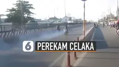 Gagal menjaga keseimbangan, perekam justru jatuh dari motor.