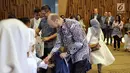 Wakil Dubes Australia Allaster Cox dan CEO KLY Steven Christian memberikan bingkisan kepada anak yatim pada acara buka puasa bersama anak yatim dan dhuafa di SCTV Tower, Jakarta, Jumat (8/9). (Liputan6.com/Faizal Fanani)