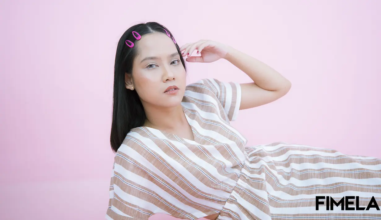 Colorful look juga bisa kamu dapatkan dengan one piece dress. Dengan detail kerut di bagian perut dan motif garis-garis cokelat-putih, tampilan ini sangat praktis untuk kamu yang tetap ingin tampil gaya saat terburu-buru. Foto: Document/FIMELA.