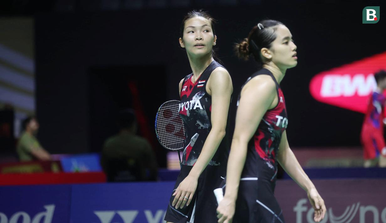 <p>Reaksi kecewa ganda putri Thailand, Jongkolphan Kititharakul/Rawinda Prajongjai saat menghadapi pasangan Indonesia, Apriyani Rahayu/Siti Fadia Silva Ramadhanti pada laga babak 32 besar Indonesia Open 2024 di Istora Senayan, Jakarta, Selasa (4/6/2024). Jongkolphan Kititharakul/Rawinda Prajongjai kalah rubber game 17-21, 21-16 dan 14-21. (Bola.com/M Iqbal Ichsan)</p>