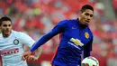 Pemain belakang Manchester United, Chris Smalling (kanan) mencoba mempertahankan bola dari kejaran Mauro Icardi (Inter Milan) di laga kedua Guines International Champions Cup di FedExField, (29/7/2014). (REUTERS/Evan Habeeb-USA TODAY Sports) 