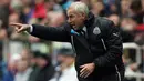 Alan Pardew. Pelatih asal Inggris yang kini berusia 60 tahun ini merebut gelar Manager of The Season di Liga Inggris musim 2011/2012 bersama Newcastle United yang dibesutnya mulai Desember 2010 hingga Desember 2014. The Magpies dibawanya finis di peringkat ke-5 di musim tersebut. (AFP/Ian MacNicol)