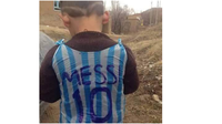 Anak kecil yang diduga berasal dari Dohuk, Irak, mengenakan kostum Lionel Messi yang terbuat dari kantong plastik. (sportskeeda)