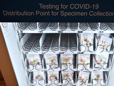 Alat test kit COVID-19 ditampilkan pada mesin penjual otomatis (vending machine) di stasiun kereta bawah tanah MTR di Hong Kong pada Senin (7/12/2020). Hong Kong menyediakan vending machine yang mengeluarkan alat uji COVID-19 di 10 stasiun kereta bawah tanah. (Anthony WALLACE / AFP)