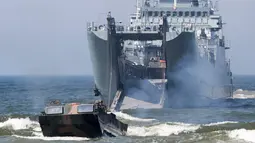 Marinir AS melakukan operasi pendaratan saat latihan militer Baltops 2018 di Laut Baltik, Lithuania (4/6). Sebelumnya Rusia juga menggelar latihan perang selama tiga hari di Laut Baltik, yang membuat cemas negara Latvia. (AP/Mindaugas Kulbis)