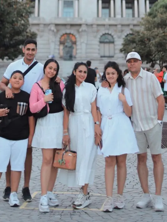 Krisdayanti pun dekat dengan Athalia Lemos, Putri Raul Lemos dari pernikahan sebelumnya. Mereka puh kompak kenakan busana bernuansa putih. [@krisdayantilemos]