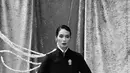 Pesona Marsha Timothy tampak berbeda saat kenakan kebaya Janggan hitam rancangan Kraton. Terlihat makin maskulin dengan celana Batik. [@kratonworld]