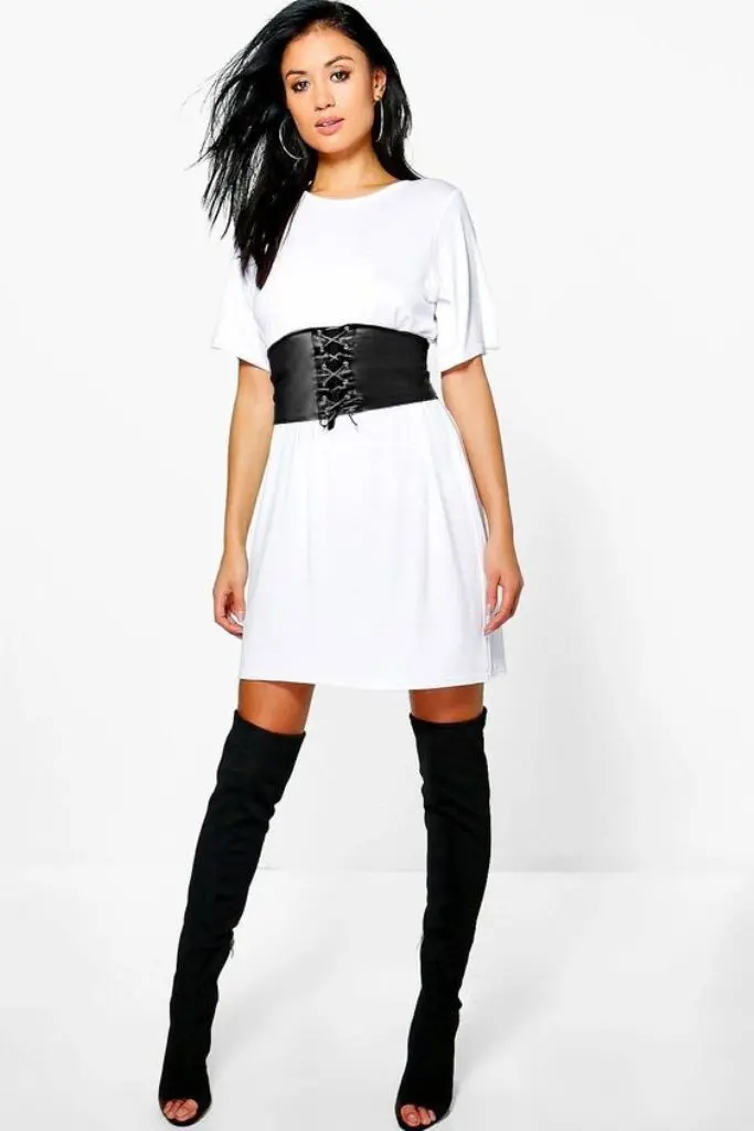 Memadupadankan pakaian dengan corset belt. (Image: boohoo/pinterest)