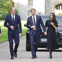 Pasangan suami istri Pangeran William dan Pangeran Harry tampak akrab satu dengan lainnya walau jalan mereka berjarak. (Foto: Chris Jackson/Pool Photo via AP)