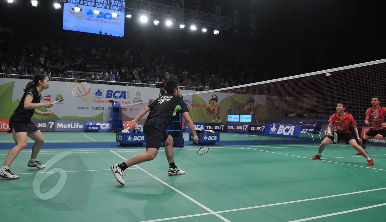 Pertarungan sengit antara ganda campuran Tontowi/Liliyana melawan Hayakawa/Misaki Matsutomo asal Jepang di turnamen Indonesia Open Superseries Premier 2015, Jakarta, Selasa (4/6/2015). Tontowi/Liliyana menang  21-12, 21-16. (Liputan6.com/Herman Zakharia)