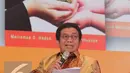 Ketua OJK Muliaman D. Hadad (kanan) saat menjadi pembicara dalam bedah buku "Sustainable Financing" di Jakarta, Jumat (4/12). Buku tersebut menjabarkan konsep dasar praktik-praktik sustainable financing. (Liputan6.com/Angga Yuniar)