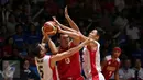 Pebasket Indonesia, Ebrahim Lopez Enguio (tengah) mencoba lolos dari kepungan dua pemain Singapura saat laga semifinal SEA Games ke-28 di OCBC Arena Singapore, Minggu (14/6/2015). Indonesia unggul 87-74 atas Singapura. (Liputan6.com/Helmi Fithriansyah)