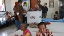 Panitia Pemungutan Suara (PPS) mendampingi lansia penghuni Panti Jompo Tresna Werdha Budi Mulia 1 yang menggunakan hak pilihnya dalam Pemilu 2019 di Cipayung, Jakarta Timur, Rabu (17/4). Pendampingan dilakukan terhadap lansia yang sedang sakit. (Liputan6.com/Immanuel Antonius)