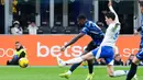 Marcus Thuram melepaskan tendangan roket kaki kanan yang sukses mengalir deras ke gawang Pepe Reina. (AP Photo/Luca Bruno)