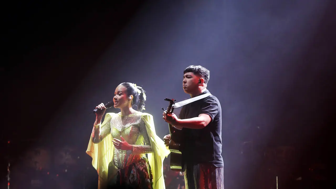 Yura Yunita bersama sang suami Donne Maula membawakan lagu yang spontan mereka ciptakan berjudul "Bercinta Lewat Kata". (Foto: Bambang E. Ros/Fimela)