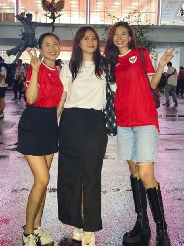 Gaya Yuki Kato Menyaksikan Timnas Indonesia vs Arab di GBK. [@azkoong]