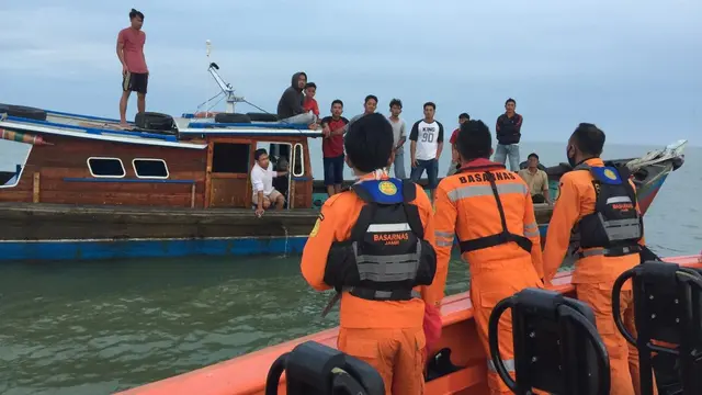 Basarnas Evakuasi Penumpang