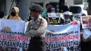 Massa membentangkan tulisan saat berunjuk rasa di depan Kedubes AS Jalan Medan Merdeka Selatan, Jakarta, Selasa (3/4). Aksi ini dukungan moral kepada rakyat Palestina yang ingin pulang ke tanah kelahiran. (Liputan6.com/Helmi Fithriansyah)