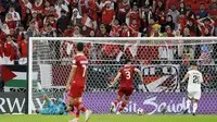 Suporter Timnas Indonesia tampak histeris saat melihat gol pemain Irak, Osama Rashid, ke gawang Indonesia pada laga perdana Grup D Piala Asia 2023 di Ahmed bin Ali Stadium, Senin (15/01/2024). (AFP/Karim Jaafar)