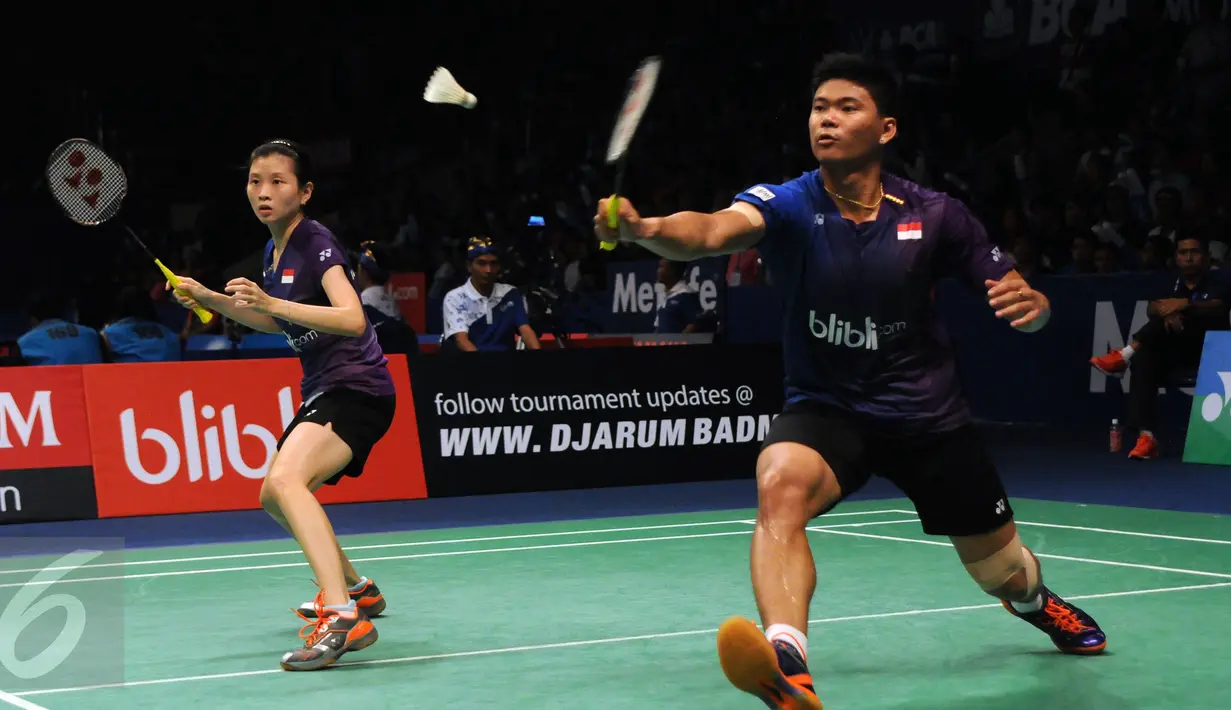 Pebulutangkis ganda campuran Indonesia, Praveen Jordan/Debby Susanto mengembalikan bola ke Lu Kai/Huang Yaqiong (China) di BCA Indonesia Open 2016 di Istora Senayan, Selasa (31/5/2016). Praveen/Debby kalah 15-21, 10-21. (Liputan6.com/Helmi Fithriansyah)