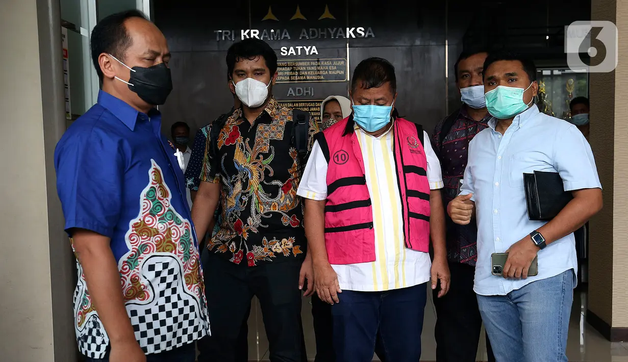 Salah satu tersangka kasus hilangnya red notice Djoko Tjandra dilimpahkan ke Kejaksaan Negeri Jakarta Selatan, Jumat (16/10/2020). Bareskrim Polri menyerahkan tiga dari empat tersangka dan barang bukti kasus hilangnya red notice Djoko Tjandra ke Kejari Jakarta Selatan. (Liputan6.com/Johan Tallo)