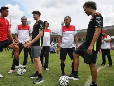 Direktur Utama Pertamina Lubricants Werry Prayogi (kedua kanan) berbincang bersama pembalap Pertamina Enduro VR46 Racing Team Franco Morbidelli (kanan), Fabio Di Giannantonio (tengah) dan pesepak bola Persija Jakarta Rizky Ridho (kedua kiri), serta Andritany Ardhiyasa (kiri) pada perkenalan Pertamina Enduro VR46 Racing Team di Lapangan Madya, Komplek Gelora Bung Karno, Jakarta, Jumat (24/1/2025). (Liputan6.com/Angga Yuniar)