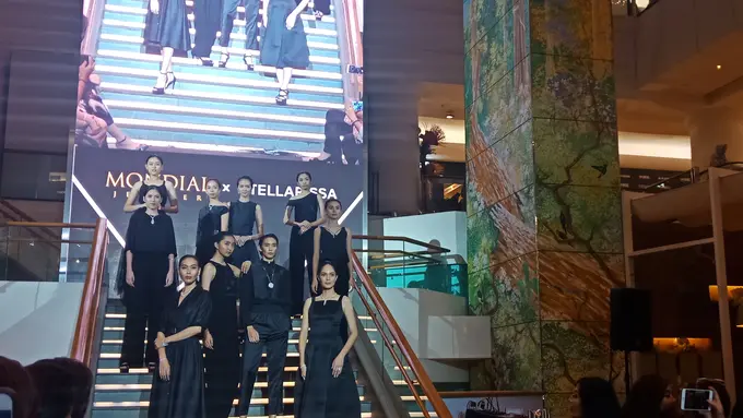 Jadikan baju minimalis semakin glamor dengan paduan perhiasan mewah