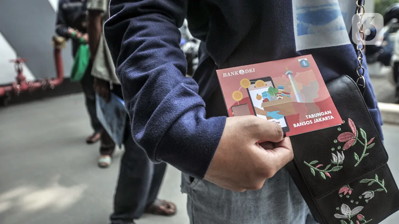 FOTO: Antrean Warga Cairkan BST di ATM Bank DKI