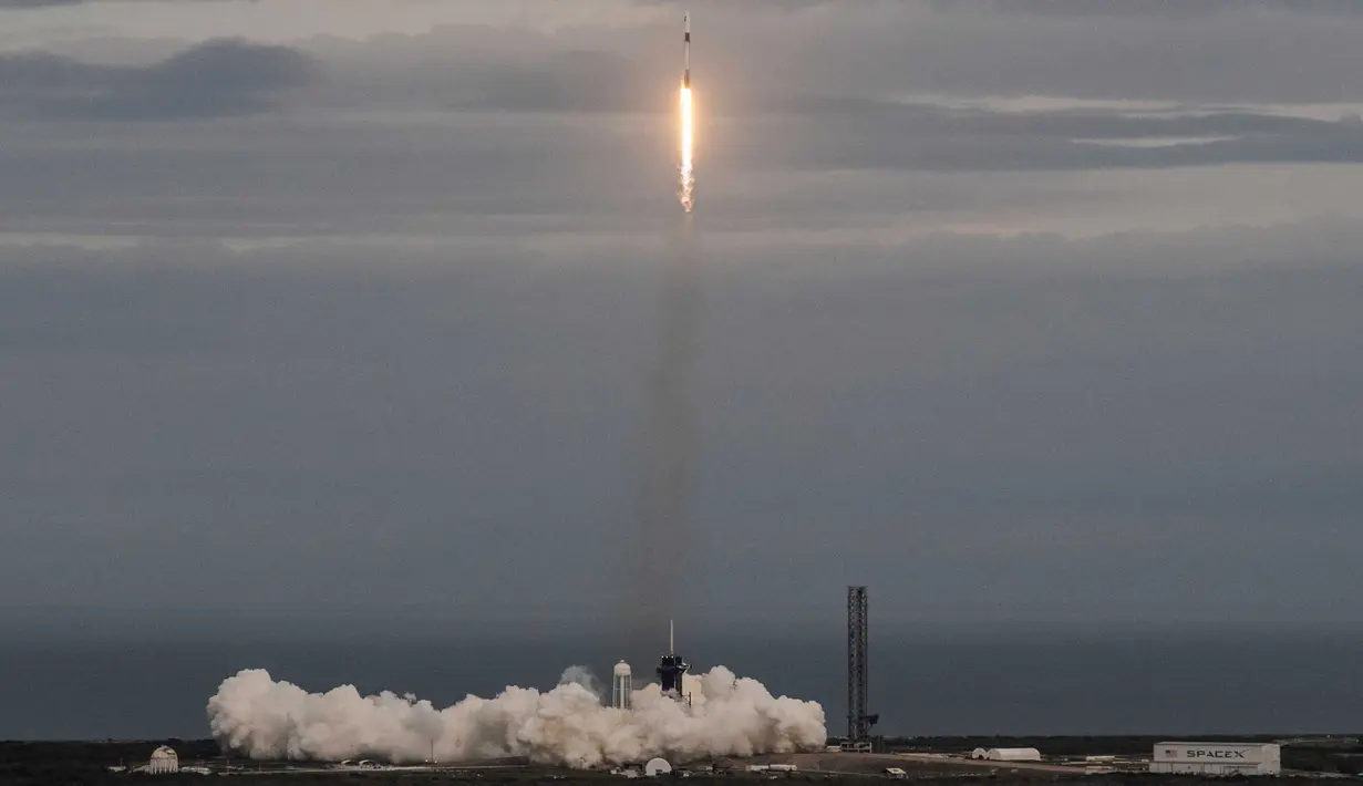 Roket SpaceX Falcon 9 dengan kapsul Crew Dragon diluncurkan dari landasan LC-39A dalam misi Axiom Mission Three (Ax-3) di Kennedy Space Center, di Cape Canaveral, Florida, pada tanggal 18 Januari 2024. (CHANDAN KHANNA/AFP)