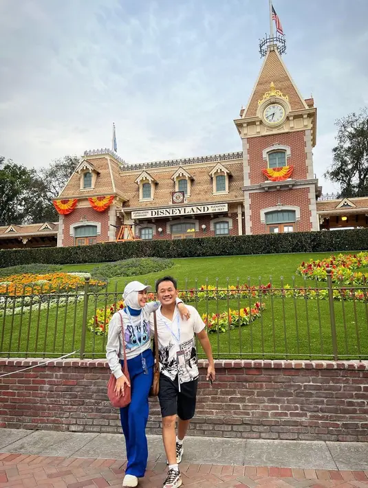 <p>Disneyland mana pun rasanya seperti &ldquo;surga&rdquo; bagi anak-anak dan keluarga. Kali pertama ke Disney California Adventure Park, Amerika Serikat, Zaskia Adya Mecca malah tanpa anak-anak. Ia hanya bersama suami tercinta, Hanung Bramantyo. Mengunggah sejumlah foto di akun Instagram terverifikasi pekan ini, Zaskia Adya Mecca curhat ke Disneyland tanpa anak. (Foto: Dok. Instagram @zaskiadyamecca)</p>