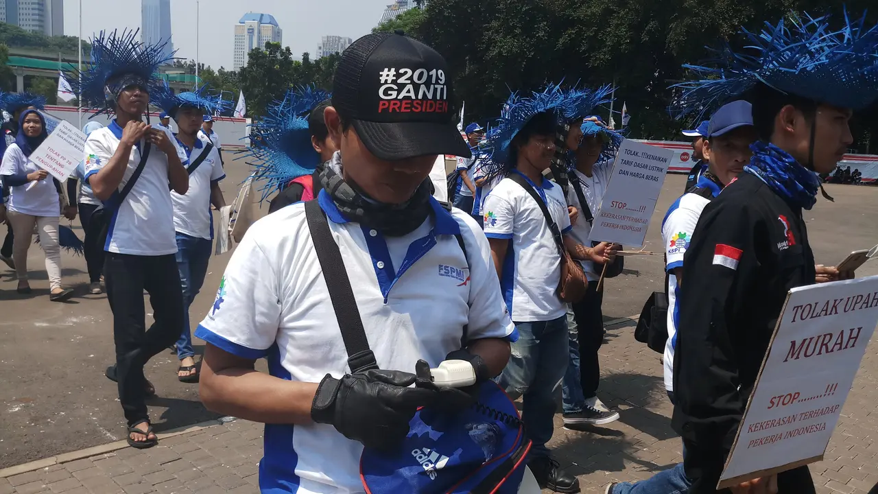 Buruh mengenakan topi 2019 ganti presiden