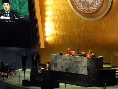 Wapres Jusuf Kalla mewakili Indonesia menyampaikan pidato pada sesi Debat Umum Sidang Majelis Umum PBB ke-72 di New York, Kamis (21/9). Jusuf Kalla tampil berbeda dengan mengenakan kopiah saat berbicara di sesi debat umum sidang PBB. (TIM MEDIA WAPRES)