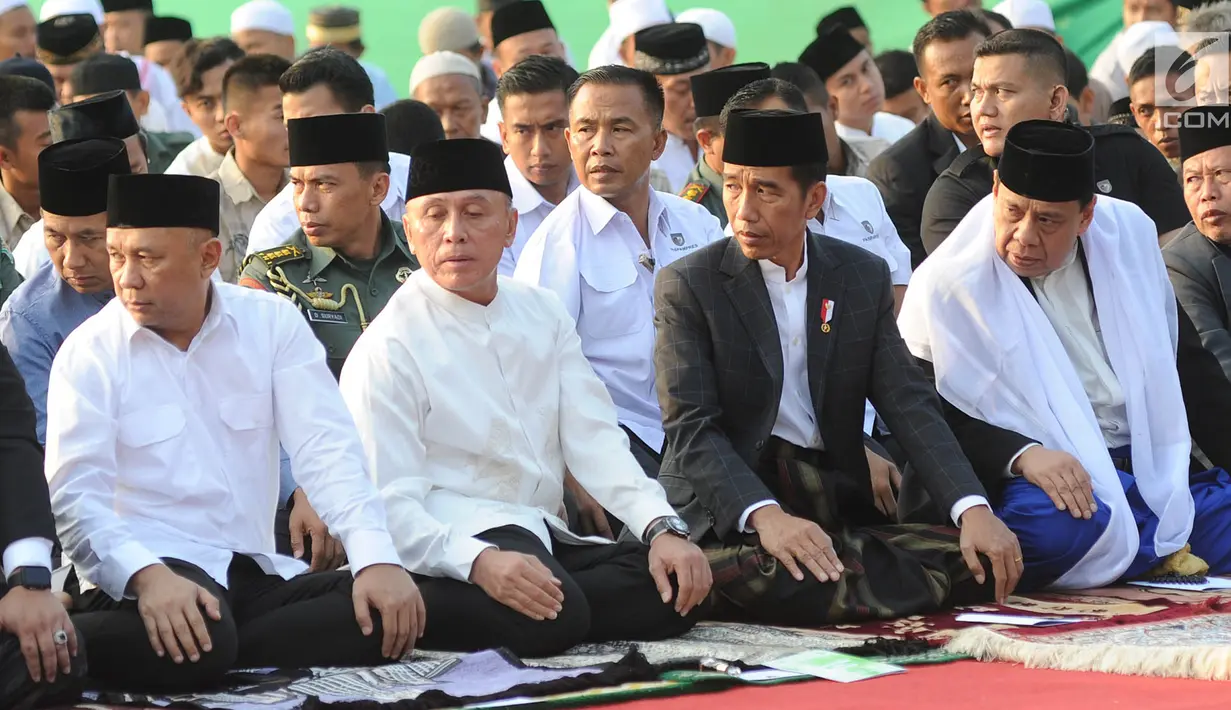 Presiden Joko Widodo atau Jokowi saat salat Idul Adha 1439 Hijriah di Lapangan Tegar Beriman, Cibinong, Kabupaten Bogor, Jawa Barat, Rabu (22/08). (Merdeka.com/Arie Basuki)