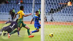 Samsul Arif (Arema Cronus - kanan) berhasil mencetak gol usai mengecoh dua pemain belakang United Army Thailand. (Liputan6.com/Helmi Fithriansyah)