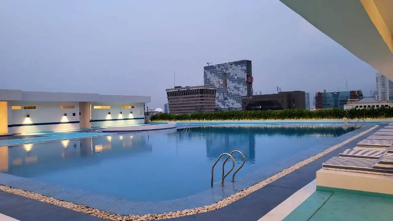 Berenang Sambil Melihat Pemandangan Kota Jakarta di Gajah Mada Plaza