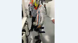 Pebalap Manor Racing asal Indonesia, Rio Haryanto, melakukan timbang badan sebelum turun dalam latihan bebas ketiga F1 GP China di Sirkuit Internasional Shanghai, China, Sabtu (16/4/2016). (Bola.com/Twitter/Manorracing)