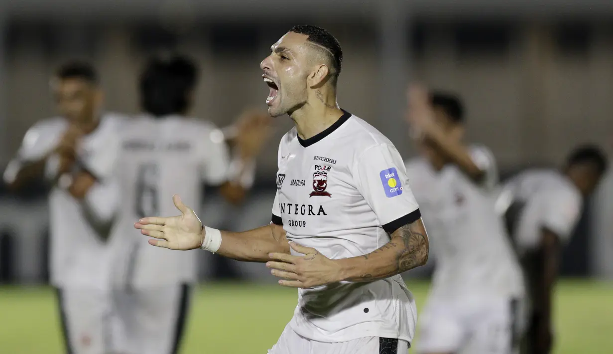 Bek Madura United, Jaimerson Xavier, melakukan selebrasi usai membobol gawang Bhayangkara FC pada laga Liga 1 2019 di Stadion Madya, Jakarta, Senin (5/8). Kedua tim bermain imbang 1-1. (Bola.com/M iqbal Ichsan)