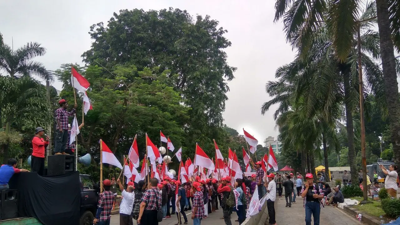 Massa di sidang Ahok