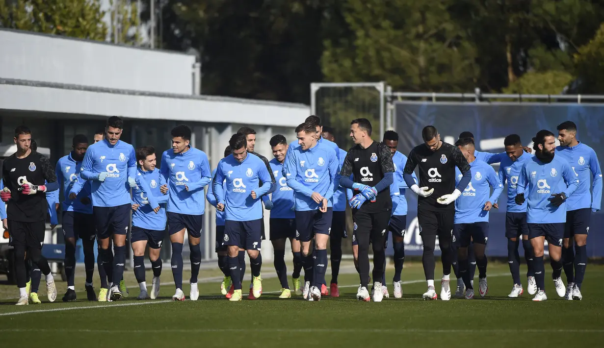 Para pemain Porto mengambil bagian dalam sesi latihan di tempat latihan Olival FC Porto, Vila Nova de Gaia, Portugal, 23 November 2021. Porto akan menghadapi Liverpool pada pertandingan sepak bola Grup B Liga Champions. (MIGUEL RIOPA/AFP)
