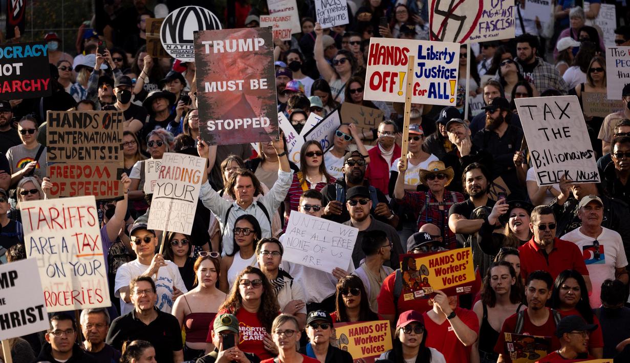 Demonstrasi ini menjadi sinyal kuat penolakan terhadap pemerintahan Trump, baik dari dalam negeri maupun luar negeri. (ETIENNE LAURENT/AFP)