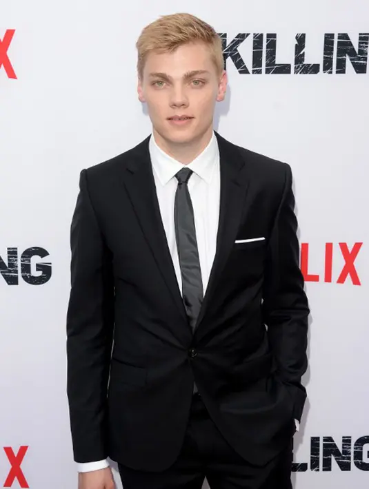 Di fotonya itu, Ariel menuliskan keterangan foto yang sangat sederhana, namun mengundang banyak komentar yang beragam. “Natalku,” tulis Ariel di foto berkonsep Natal itu. (AFP/Bintang.com)