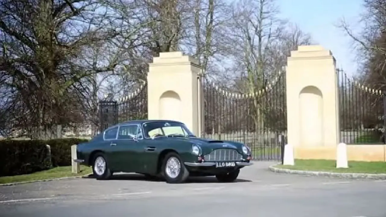 John Lennon Ciptakan Lagu diatas Aston Martin DB6