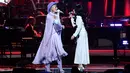 Katy Perry dan Kacey Musgraves saat berduet di atas panggung MusiCares Person of The Year 2019 untuk menghormati Dolly Parton di Los Angeles Convention Center, California (8/2). (AFP Photo/Kevork Djansezian)